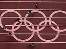 Momentka z rozbhu na 100 metr en na olympijských hrách v Tokiu.