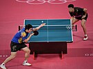 ínský stolní tenista Ma Lung (vpravo) v Tokiu jako první obhájil olympijský...