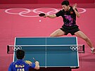 ínský stolní tenista Ma Lung (vzadu) v Tokiu jako první obhájil olympijský...