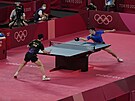 ínský stolní tenista Ma Lung (vlevo) v Tokiu jako první obhájil olympijský...