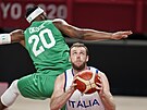 Italský basketbalista Nicolo Melli si vyfintoval Joshe Okogieho (20) z Nigérie.