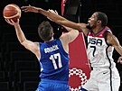 Americký basketbalista Kevin Durant se snaí zastavit eský útok, stílí...