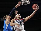 Americký basketbalista Devin Booker (15) zakonuje na eský ko, brání ho Jan...