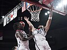 Amerití basketbalisté Jrue Holiday (vlevo) a Jayson Tatum se pokouejí...