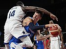 eský basketbalista Jan Veselý (v modrém) se marn tlaí k americkému koi,...