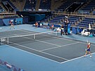 Pohled na olympijské finále tenistek mezi Markétou Vondrouovou (vpravo) a...