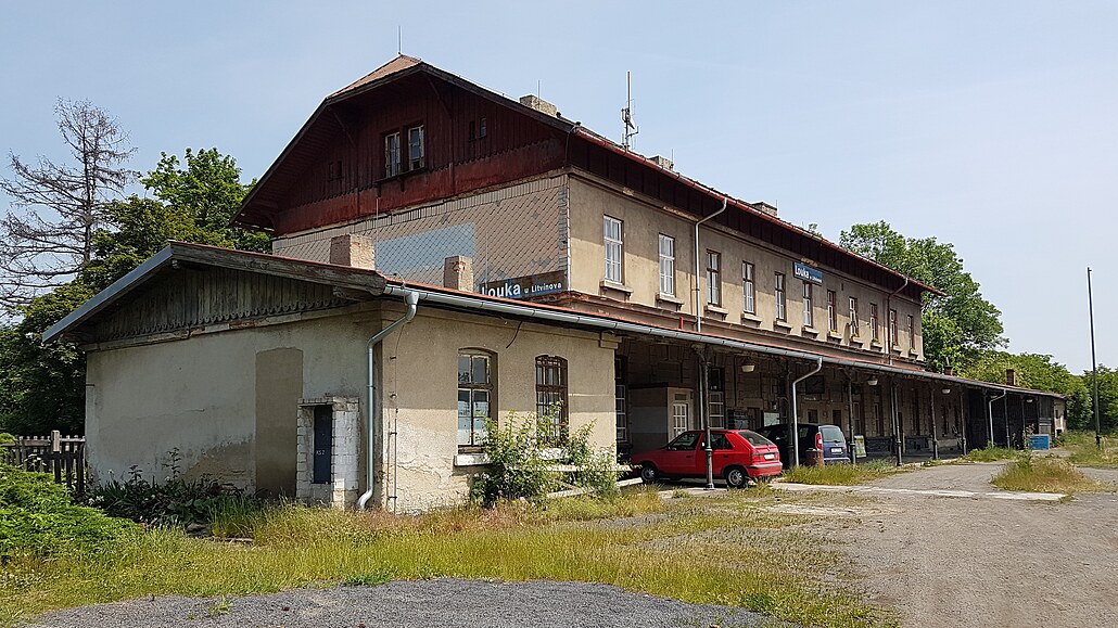 Staniční budova v Louce u Litvínova.