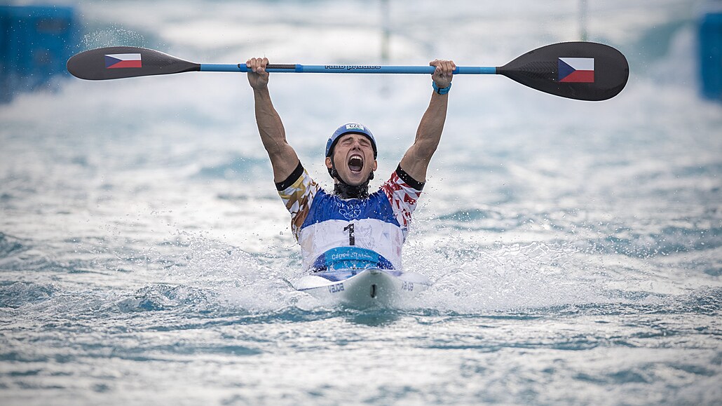 Vítzný snímek ankety Czech Press Photo je ze 30. ervence, kdy kajaká Jií Prskavec vybojoval pro eskou olympijskou výpravu v Tokiu druhou zlatou medaili.