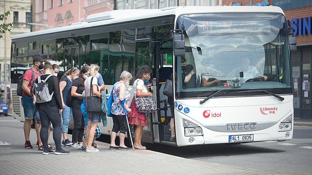 Cestování v kraji zdražilo, levnější je platit jízdné elektronicky