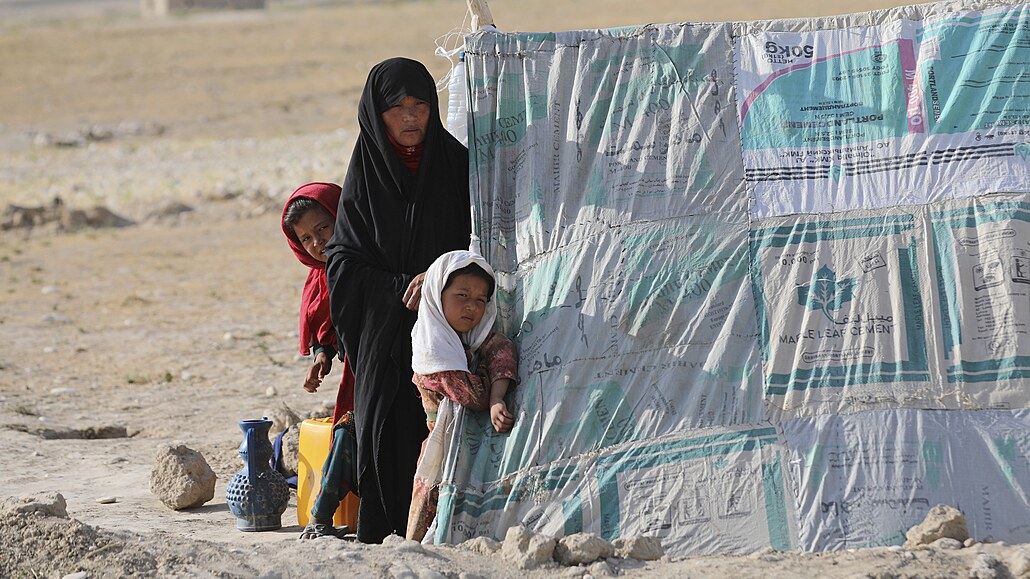 Afghánská ena stojí se svými dcerami ped provizorním stanem v uprchlickém...