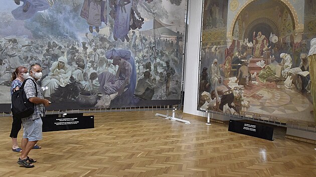 Výstava Slovanské epopeje Alfonse Muchy je k vidění na zámku v Moravském Krumlově na Znojemsku. (28. července 2021)