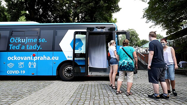 V pražské ZOO se mohou zájemci očkovat proti covidu bez registrace, o víkendu zde zaparkoval očkovací autobus. (31. července 2021)
