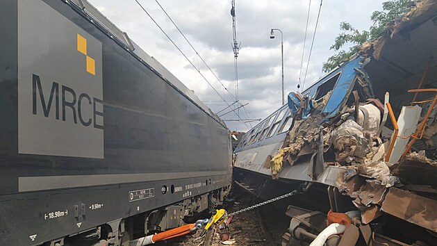 V Němčicích nad Hanou se srazily vlaky, dva lidé jsou zranění. (31. července 2021)