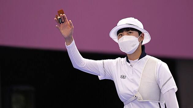 Dvacetilet korejsk lukostelkyn An San si v Tokiu podmanila olympijskou stelnici a po triumfu mezi jednotlivkynmi zskala tet zlatou medaili. (30. ervence 2021)