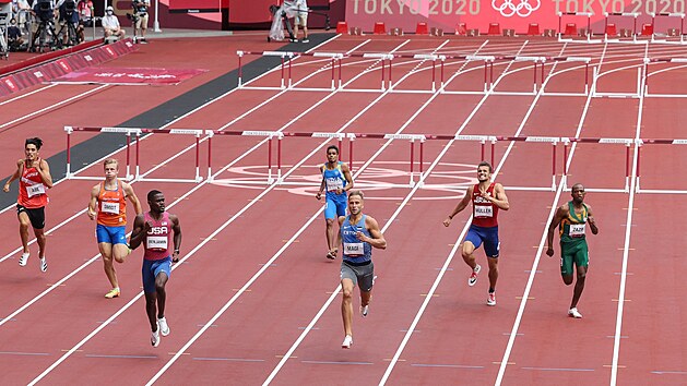 Vit Mller v rozbhu na 400 metr pekek na olympijskch hrch v Tokiu. (30. ervence 2021)