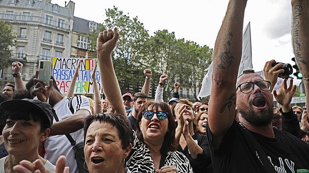 Po cel Francii protestuje asi 150 000 lid. Broj pedevm proti covid pasm, kter maj v zemi platit od 9. srpna. (31. ervence 2021)