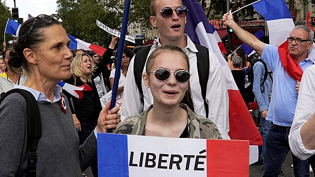 Po cel Francii protestuje asi 150 000 lid. Demonstranti skandovali hesla jako svobodu i Macrone, podej demisi. (31. ervence 2021)