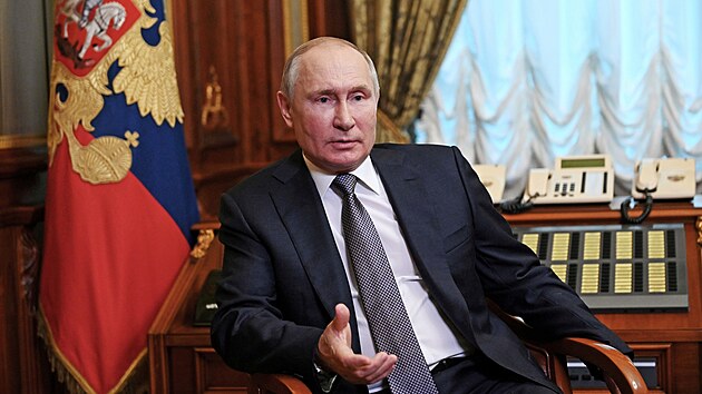 Ruský prezident Vladimir Putin odpovídá na otázky týkající se jeho článku s názvem „O historické jednotě Rusů a Ukrajinců“. (13. července 2021)