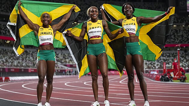 Jamajsk bkyn Shelly-Ann Fraserov-Pryceov (vlevo) po olympijskm semifinle stovky (31. ervence 2021)