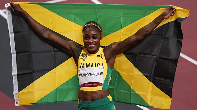 Jamajsk sprinterka Elaine Thompsonov-Herahov se raduje z spn obhajoby olympijskho zlata v bhu na 100 metr. (31. ervence 2021)