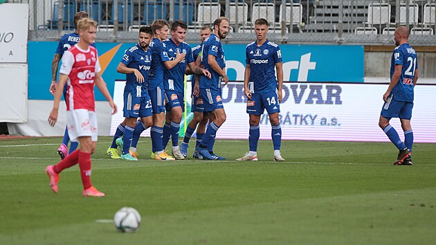 Fotbalist Olomouce se raduj z glu v ligovm duelu proti Pardubicm.