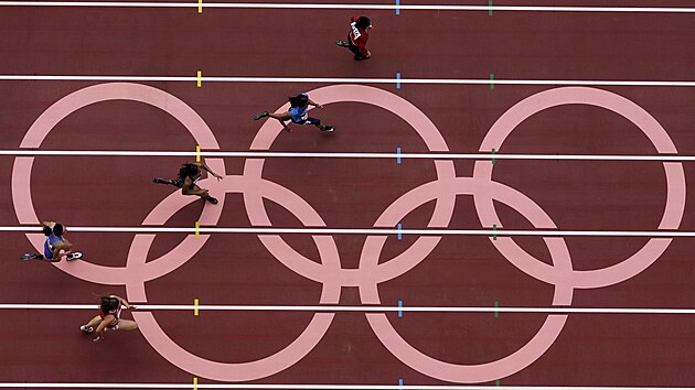 Momentka z rozběhu na 100 metrů žen na olympijských hrách v Tokiu.