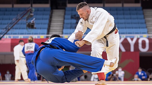 Luk Krplek (v blm) a Davd Mahdb ve druhm kole soute judist nad 100 kg na olympijskch hrch v Tokiu.