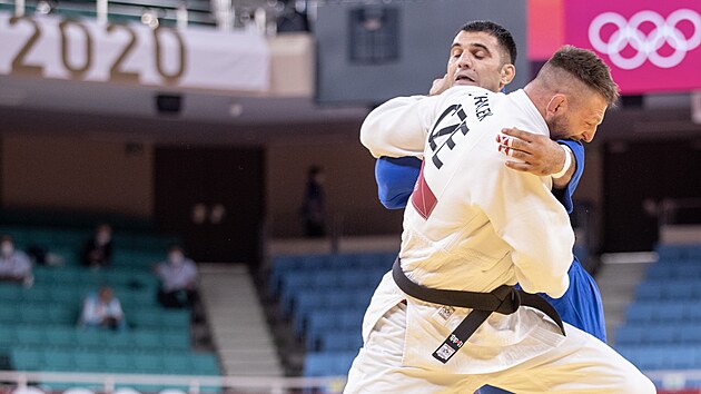 Luk Krplek (v blm) a Davd Mahdb ve druhm kole soute judist nad 100 kg na olympijskch hrch v Tokiu.