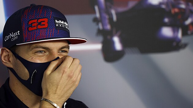 Max Verstappen z Red Bullu sleduje počínání soupeřů v tréninku na Velkou cenu Maďarska.