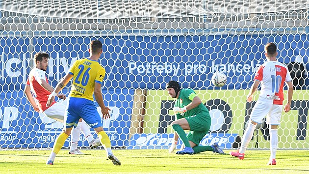 Teplick fotbalista David ern pekonv branke Ondeje Kole ze Slavie.