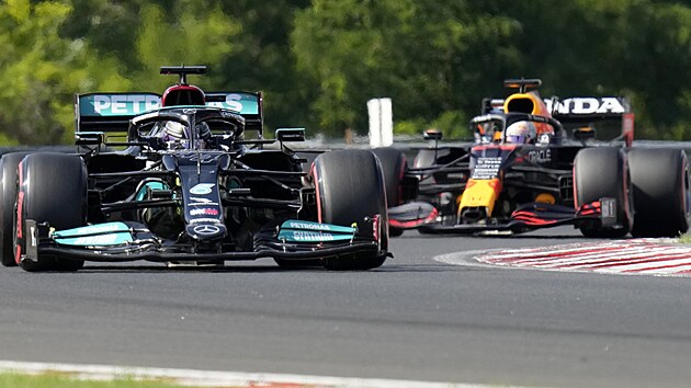 Lewis Hamilton (vlevo) z Mercedesu a a Max Verstappen z Red Bullu v kvalifikaci Velk ceny Maarska F1.