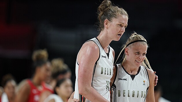 Belgick basketbalistky Emma Meessemanov (vlevo) a Julie Vanloov slav postup do tvrtfinle.