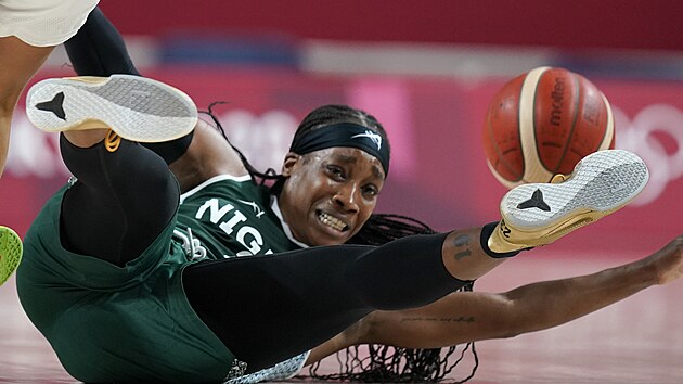 Nigerijsk basketbalistka Ezinne Kaluov pila o m zpase s Franci.