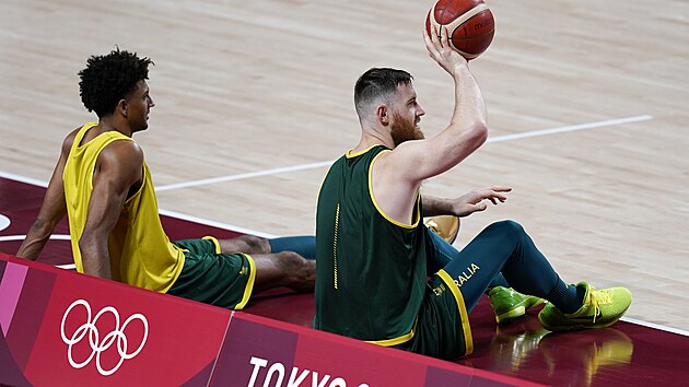 Aron Baynes (vpravo) a Matisse Thybulle bhem trninku australskch basketbalist.