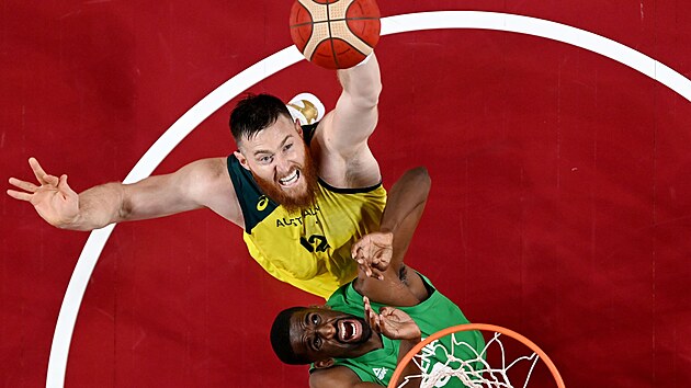 Aron Baynes (nahoe) z Austrlie smeuje pes Ekpeho Udoha z Nigrie.