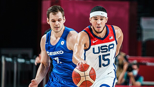 Americk basketbalista Devin Booker (vpravo) unik eskmu reprezentantovi Jaromru Bohakovi.