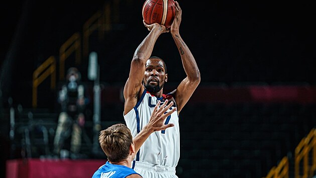 Americk basketbalista Kevin Durant stl v utkn s eskem pes Jana Veselho.