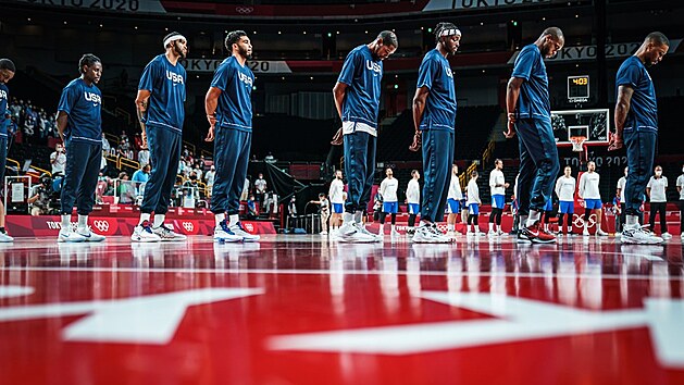 Amerit basketbalist naslouchaj hymn ped utknm s eskem.