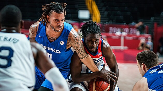 Americk basketbalista Jrue Holiday (vpravo) v zpase s eskm tmem bojuje s Blakem Schilbem.