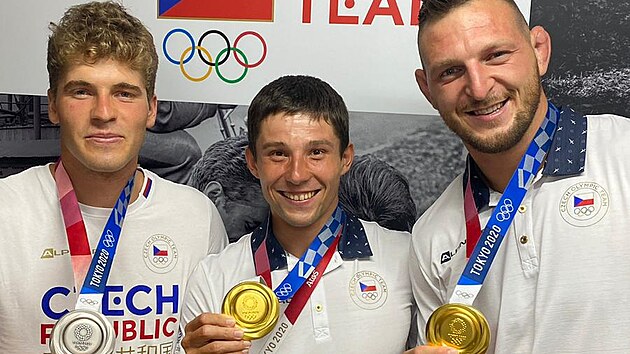 Stbrn olympijsk medailista Luk Rohan pzuje se zlatmi kamardy Jim Prskavcem a Lukem Krplkem. (30. ervence 2021)