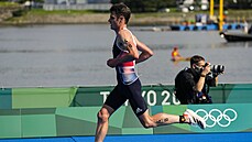 Britský triatlonista Jonathan Brownlee v závod smíených tafet na OH v Tokiu.