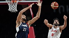 Francouzský basketbalista Rudy Gobert (vlevo) a Arsalan Kazemi z Íránu.