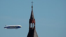 Nad Prahou létala pětasedmdesátimetrová vzducholoď Zeppelin NT