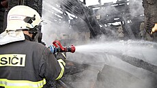 Dramatické chvíle z bezna 2014: hasii se snaí zachránit Libuín na...