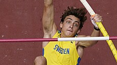 Švédský Armand Duplantis soutěží ve skoku o tyči. (31. července 2021)