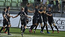 Radost fotbalist� Hradce Králové v Karviné, druhý zprava st�elec branky Dvo�ák.