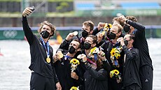 Zlatí novozélandtí veslai z osmy se fotí s medailemi z olympijských her v...