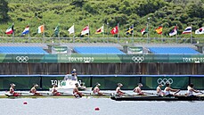 Momentka ze závodu enských osem na olympijských hrách v Tokiu.