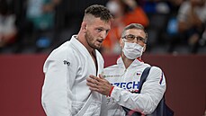 Lukáš Krpálek a trenér Petr Lacina ve druhém kole soutěže judistů nad 100 kg na...