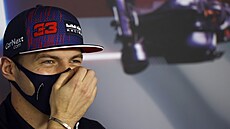 Max Verstappen z Red Bullu sleduje poínání soupe v tréninku na Velkou cenu...